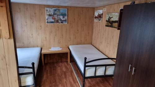弗瓦迪斯瓦沃沃Baza Turystyczna Atol的小房间设有两张床和一张桌子