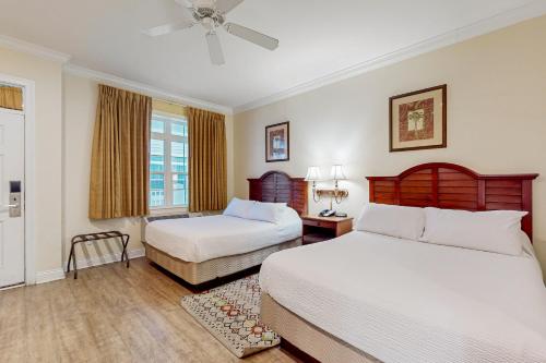 帕瓦雷斯岛Salty Duck的一间卧室配有两张床和吊扇