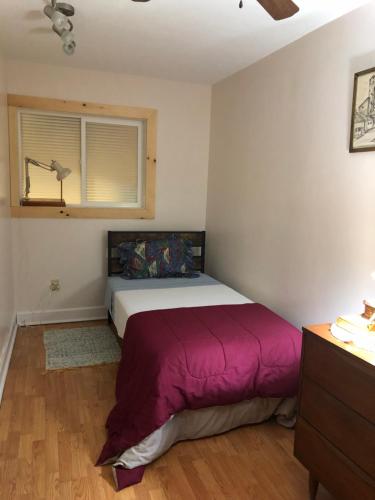 Iron BridgeCliff’s Place的一间卧室配有一张带紫色毯子的床