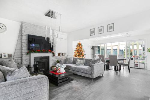 莫尔西Hampton Oasis with Heated Pool & Large Garden的客厅里放着圣诞树
