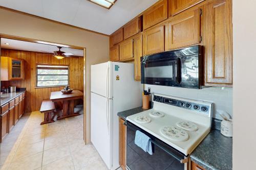 塔维涅Fair Wind II的厨房配有白色冰箱和炉灶。