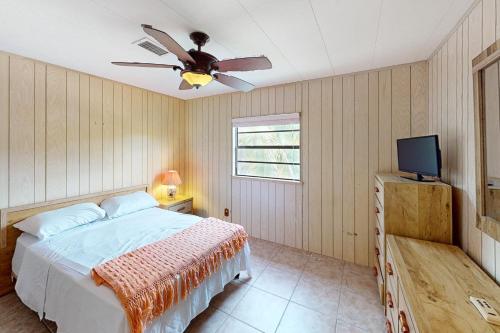 塔维涅Fair Wind II的一间卧室配有一张床和吊扇