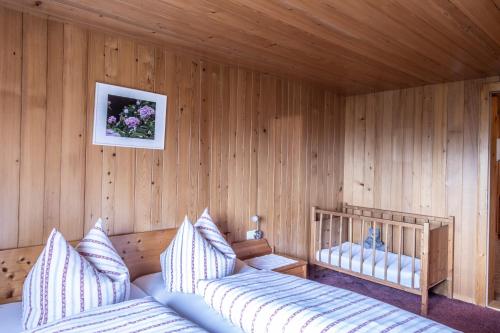 埃格Bauernhof Hammerer的木房内设有两张床的房间