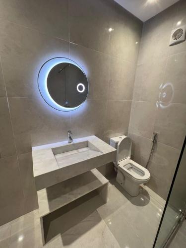马拉喀什Appart prestige de luxe的一间带水槽、镜子和卫生间的浴室