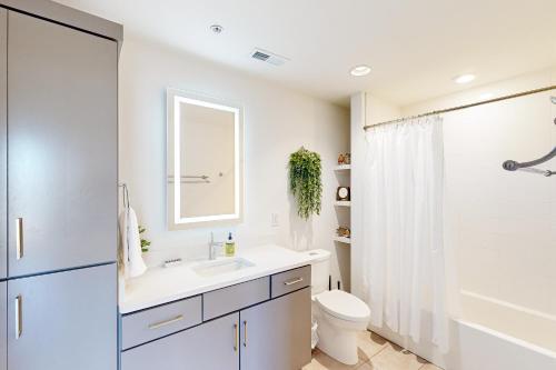 纳什维尔Stay Awhile in Music City #302的白色的浴室设有水槽和卫生间。