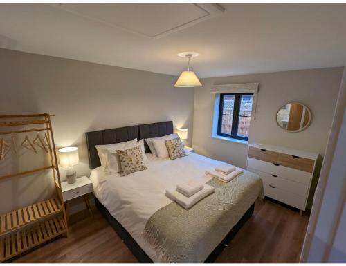 贝里圣埃德蒙兹Meadow View Lodges的一间卧室配有一张床,上面有两条毛巾