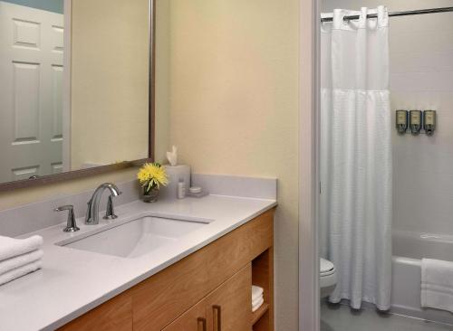 伯灵顿波士顿伯灵顿ES套房圣淘沙集团酒店的一间带水槽和淋浴的浴室
