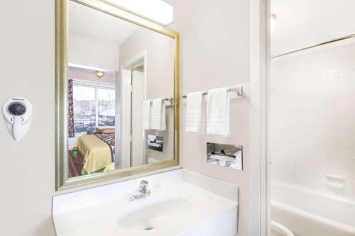 朗维尤Arya Inn & Extended Stay的白色的浴室设有水槽和镜子