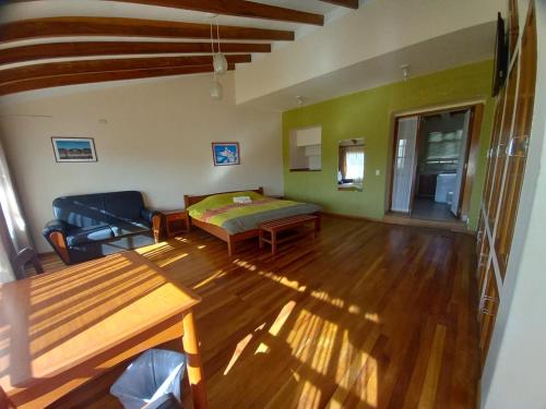 苏克雷Hotel Qhawarina de Casas Kolping Bolivia S.R.L.的客厅配有床和沙发