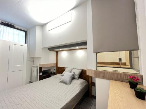 米兰Tra Metropolitana e San Siro, nel Design Elegante, con parcheggio gratuito的一间小卧室,配有床和窗户