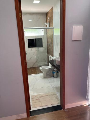 瓦拉达里斯州长市Skyloft Chalé的一间带卫生间和玻璃淋浴间的浴室
