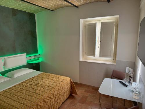 图瓦格纳尼瑞吉丝健康度假酒店的一间卧室配有一张床、一张桌子和一个窗户。