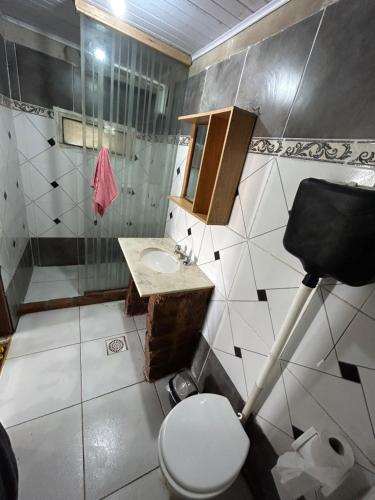 圣维多利亚-杜帕尔马Barra do chui Brasil的一间带卫生间和水槽的浴室