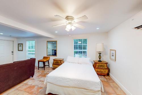 西棕榈滩Old Northwood Cottage - A的一间卧室配有一张床和吊扇