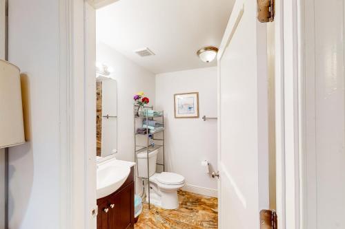 西棕榈滩Old Northwood Cottage - A的一间带卫生间和水槽的浴室