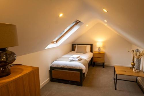 卡斯尔布莱尼The Hillcrest, Luxury Accommodation in Castleblayney Town的阁楼卧室配有床