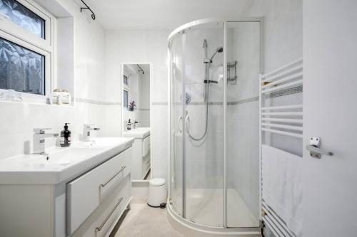 WinkfieldNewly renovated 5 Bed - Call 4 LONG STAY discount的带淋浴和盥洗盆的白色浴室