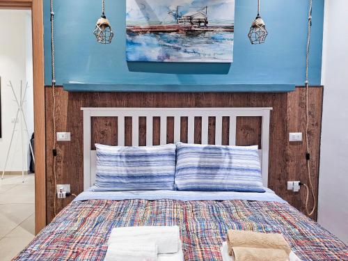 安科纳Marina di Piazzadarmi的一间卧室配有一张蓝色天花板的床