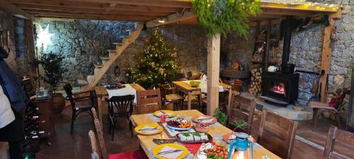 Chateau Orman的餐厅里一间用圣诞树装饰的饭厅