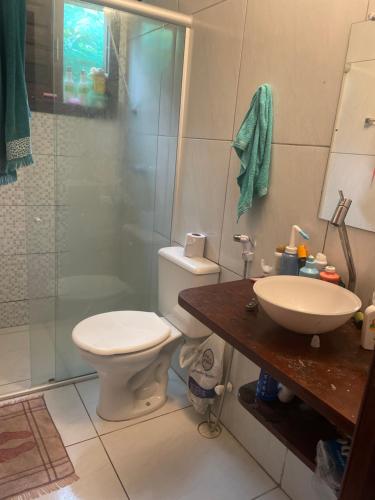 皮帕Apartamento em Pipa的浴室配有卫生间、淋浴和盥洗盆。
