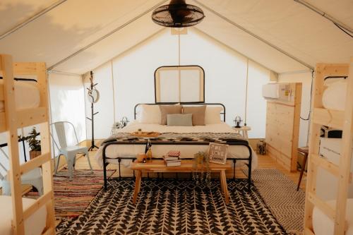 甘特斯维尔Deluxe Glamping Tents at Lake Guntersville State Park的帐篷内一间卧室,配有一张床