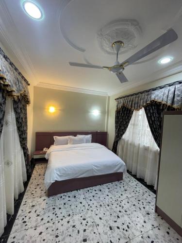 库马西GEORGE VEE HOTEL LTD的一间卧室设有一张床和天花板