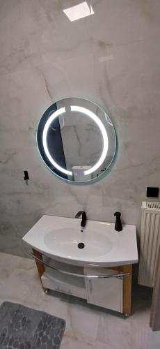弗洛里纳Casa Montagna的浴室设有镜子和白色水槽