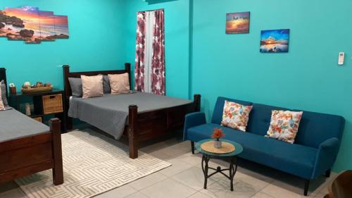 CanouanLydia`s View的一间卧室设有一张床和蓝色的墙壁