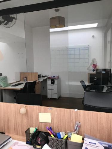 圣保罗Coworking Coletivo Zen的办公室配有桌椅和镜子