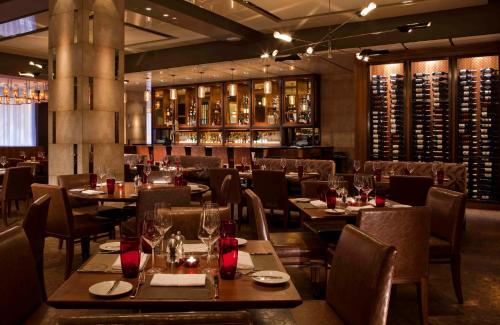 纽约纽约时代广场洲际酒店的一间带桌椅和葡萄酒瓶的餐厅
