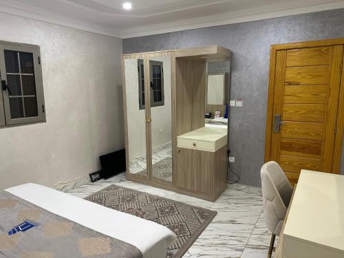 努瓦迪布Hôtel Esma Nouadhibou的客房设有带水槽和镜子的浴室