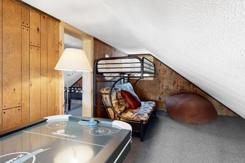 艾恩伍德Alpine Horn Lodge at Big Powderhorn Mountain - Unit A的客房设有双层床和桌子。