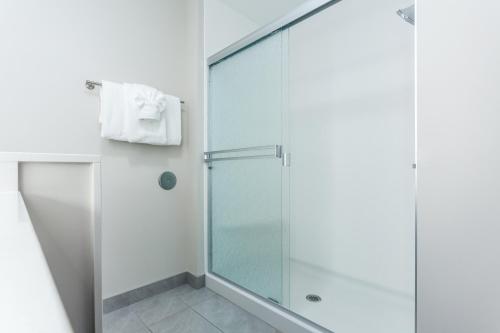 Rice LakeHoliday Inn Express & Suites - Rice Lake, an IHG Hotel的浴室里设有玻璃门淋浴