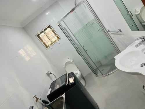 苏瓦Oxford Apartments Suva (2Bedrooms)的浴室配有卫生间、盥洗盆和淋浴。