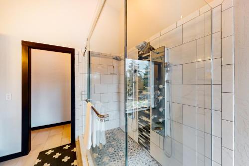 科达伦Spokane River Retreat的浴室里设有玻璃门淋浴