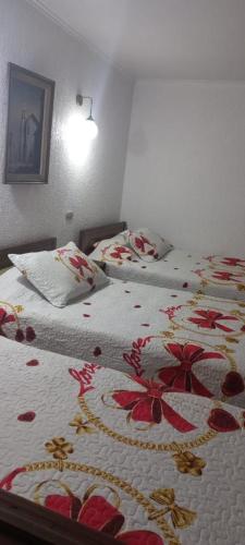 伊基克Hotel Costa norte的一间卧室配有两张红色鲜花的床。