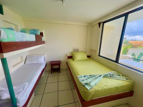 阿塔卡梅斯Hostal La Tolita的小房间设有两张双层床和窗户