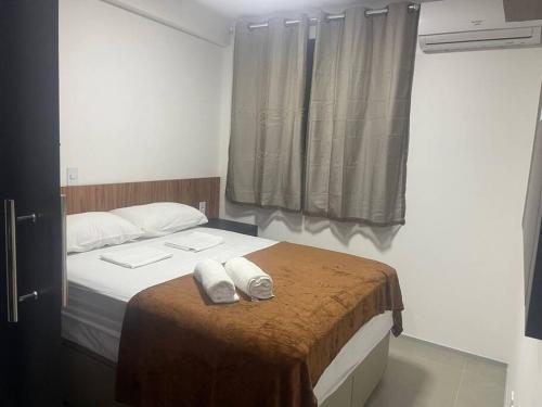 马塞约Apartamento em Ponta Verde的一间卧室配有一张床,上面有两条毛巾