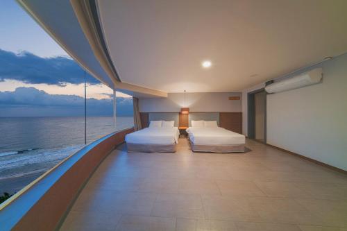 襄阳郡艾尔宾馆 的海景客房 - 带两张床