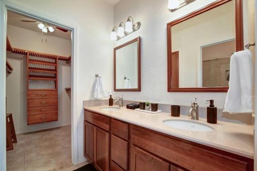 塞多纳Sedona Retreat W/ Tesla Mobile Charger的一间带水槽和大镜子的浴室