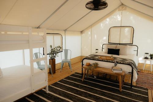 甘特斯维尔Luxury Glamping Tents @ Lake Guntersville State Park的一间卧室配有一张双层床和一张桌子