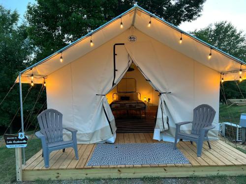 甘特斯维尔Luxury Glamping Tents @ Lake Guntersville State Park的帐篷内甲板上的两把椅子