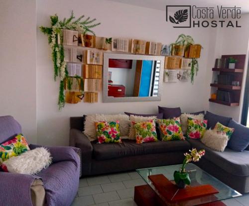 曼塔Costa Verde Hostal的带沙发和镜子的客厅