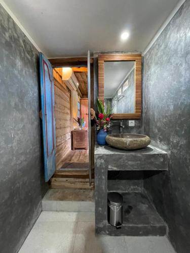 卡朗阿森Oemah Gebagan 78 Pertiwi Room的一间带水槽和镜子的浴室