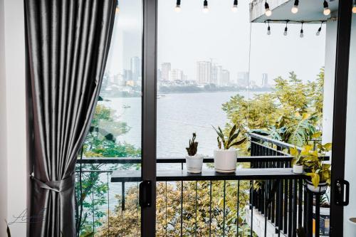 河内AimeeHouse - Trích Sài的享有水景的阳台