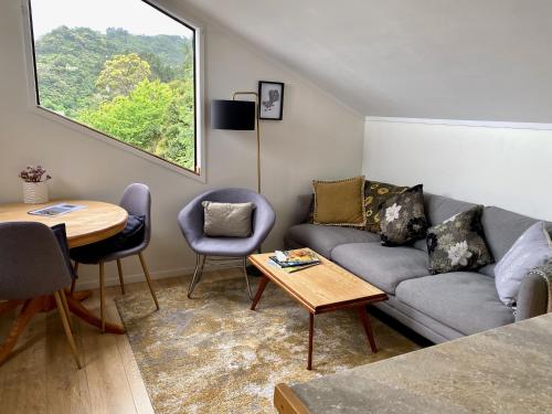 泰晤士Fantail Hill的客厅配有沙发和桌子