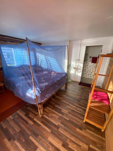 瓜隆岛Sok Sabay的一间卧室设有一张床和梯子