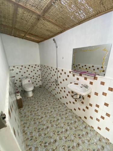 瓜隆岛Sok Sabay的一间带水槽和卫生间的浴室