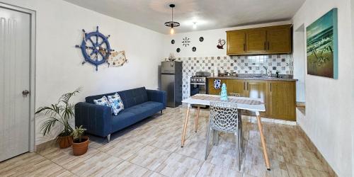 苏莎亚Rincón Marino的一间带蓝色沙发的客厅和一间厨房