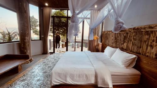 Hương Bá ThướcPu Luong Paradise的一间卧室设有一张床和一个大窗户